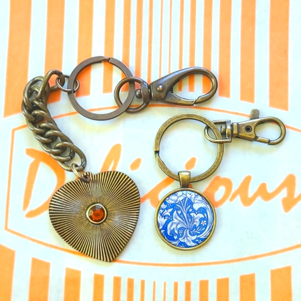 💥4/$20 NINE WEST Keyring Keychain Brass Look Amber Crystal Blue White Design